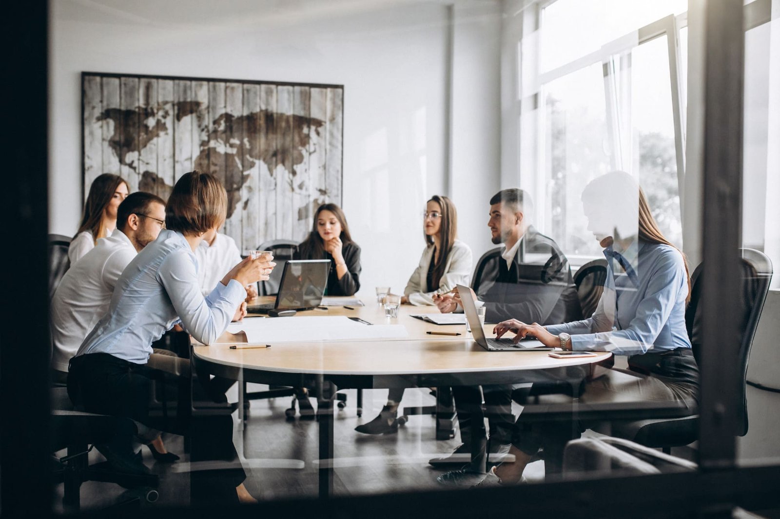 Équipe travaillant sur un business plan